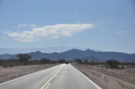 A longa estrada em direção à Fiambalá e ao Paso san Francisco, na Argentina
